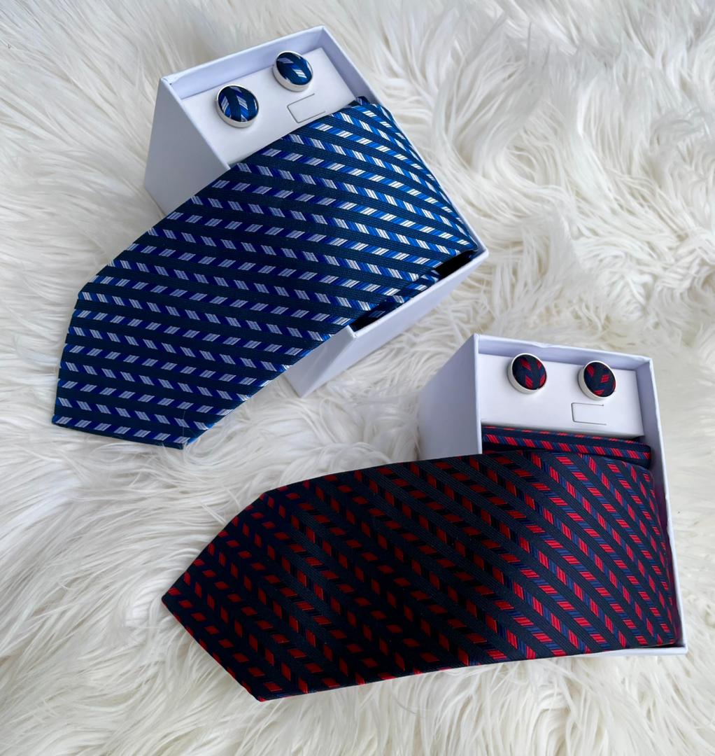 Ensemble cravate avec mouchoirs de poche