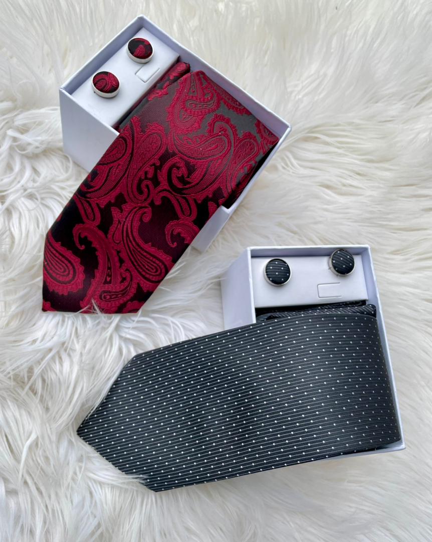 Ensemble cravate avec mouchoirs de poche