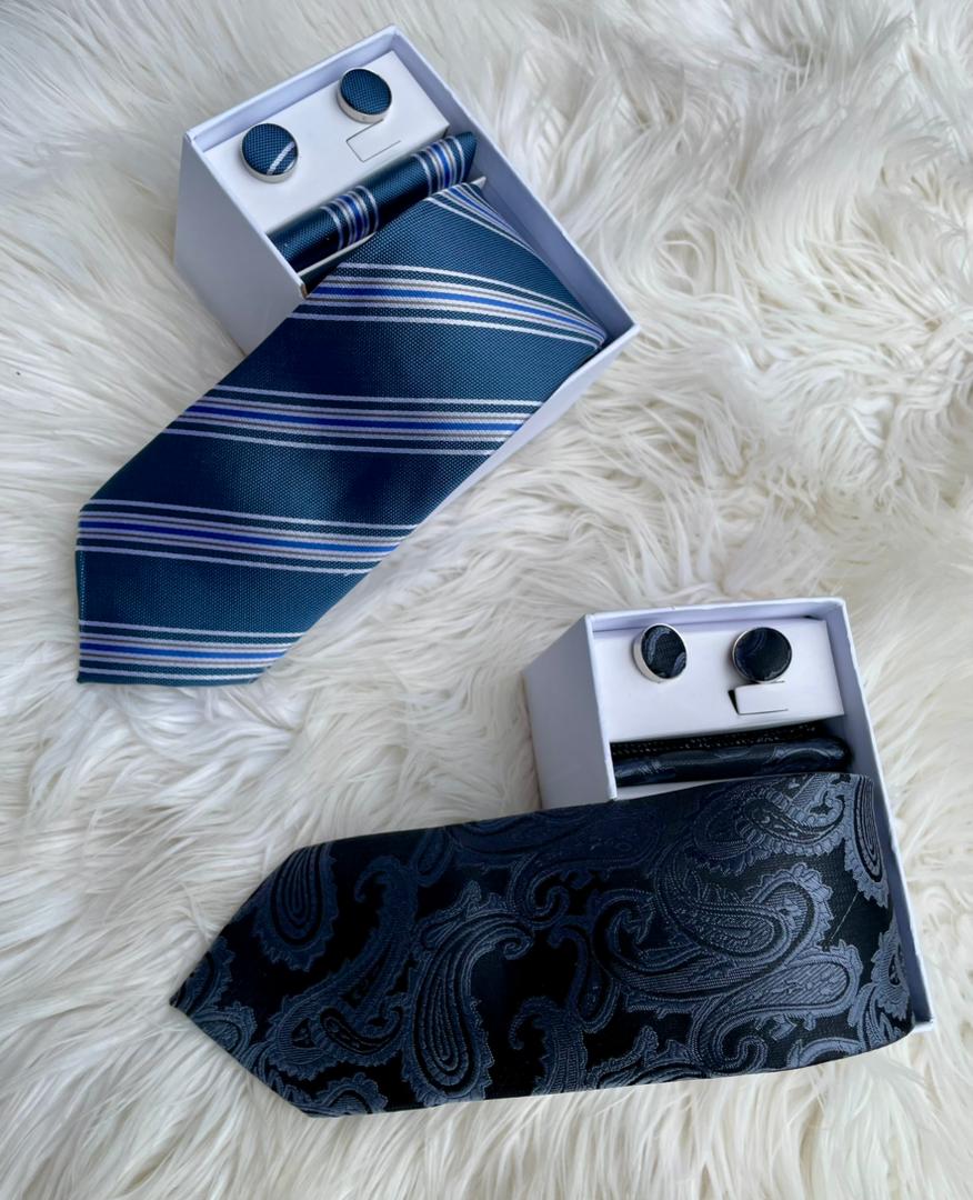 Ensemble cravate avec mouchoirs de poche