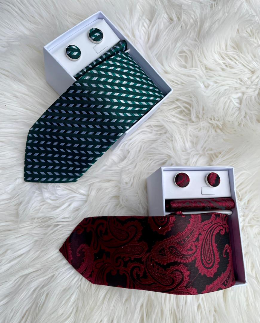 Ensemble cravate avec mouchoirs de poche