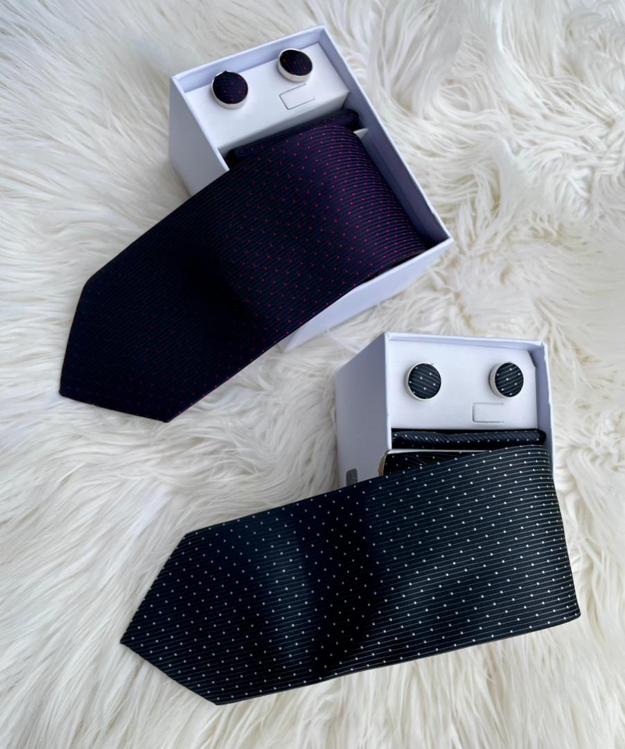 Ensemble cravate avec mouchoirs de poche