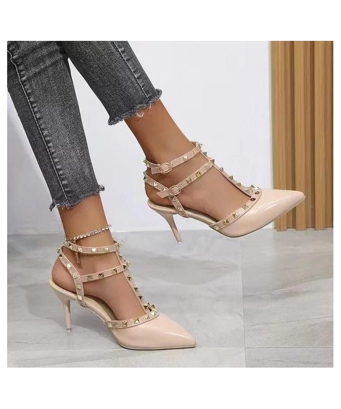 Heels with pointed toe and studded decoration