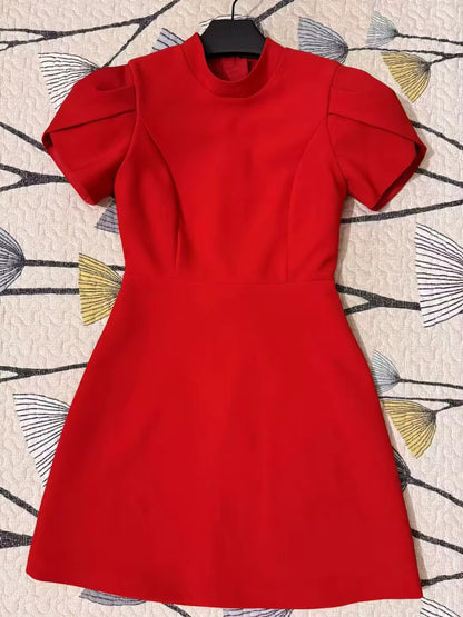 Robe élégante à découpe avec noeud papillon