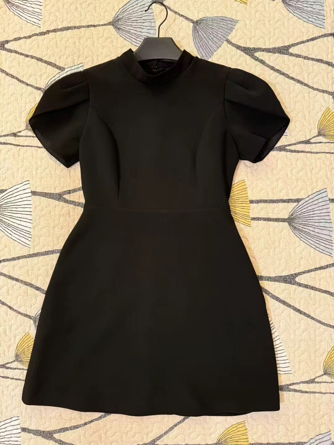 Robe élégante à découpe avec noeud papillon